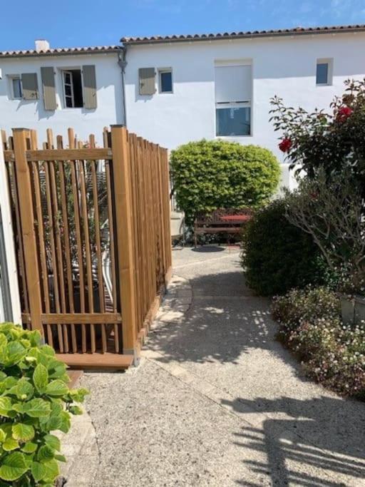Maison De Vacances La Flotte 00491Ui Екстериор снимка